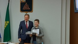 Алексей Дыбов наградил валуйского школьника из Белгородской области Митю Величко за спасение отца