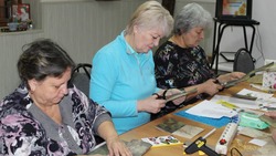 Валуйчане старшего поколения посетили мастер-класс по созданию открыток