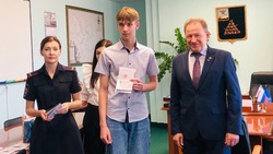 Алексей Дыбов вручил паспорта жителям Валуйского городского округа в День космонавтики