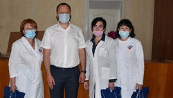 Депутат Сергей Попов вручил валуйским медикам наборы для чаепития от партийцев