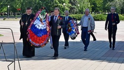 Торжественное возложение венков и цветов к мемориалу «Скорбящая мать» прошло в белгородских Валуйках