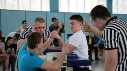 Валуйчане приняли участие в состязаниях по армрестлингу
