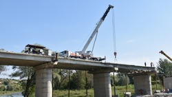 Строители продолжили капитальный ремонт моста через реку Валуй на улице Демьяна Бедного в Валуйках