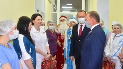 Депутаты Белгородской областной Думы вручили новогодние подарки валуйским медикам