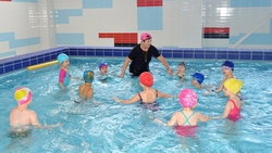 Плавать учимся в «Нептуне». Руководство ФОКа пригласило валуйских ребят на тренировки