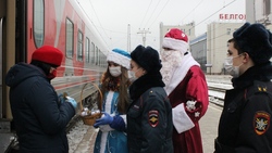 Белгородские сотрудники транспортной полиции поздравили пассажиров с праздниками