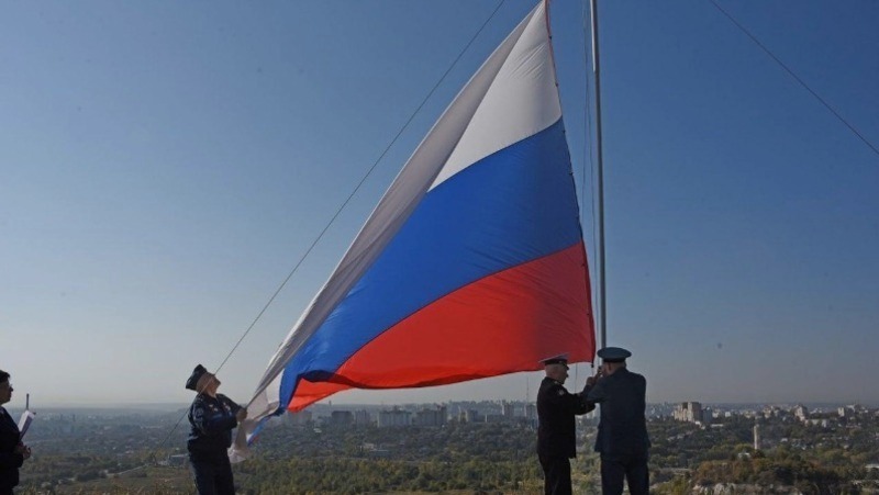 Белгородцы торжественно подняли флаг России на Меловой горе в областном центре