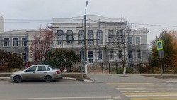Строители продолжили работы по отделке фасада второго корпуса городской  школы №1 в Валуйках