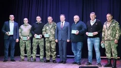 Глава администрации Валуйского округа Алексей Дыбов вручил награды  бойцам терсамообороны