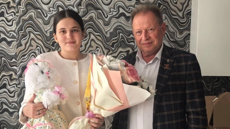 Валуйский глава Алексей Дыбов поздравил супругу мобилизованного военнослужащего с рождением дочери