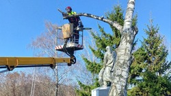 Энергетики Валуйского РЭС Белгородэнерго благоустроили территории у братских могил советских воинов 