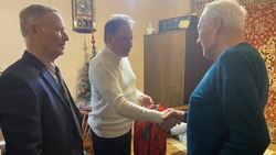 Глава Алексей Дыбов поздравил заслуженного валуйского ветерана Виктора Атаманиченко с днём рождения 