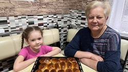 Дочь, достойная отца. Как юная валуйчанка Варя готовит пирожки для бойцов Вооружённых Сил РФ 