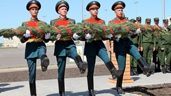 Военнослужащие установили бюст генерала армии Ватутина на территории своей части