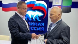 Депутат Белгородской областной Думы вручил валуйским инвалидам продуктовые наборы