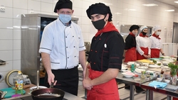 Преподаватели Валуйского индустриального техникума дали мастер-класс по выпечке блинов