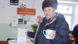Один из первых избирателей Валуйского района получил в подарок кружку