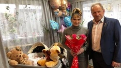 Глава администрации Валуйского округа Алексей Дыбов поздравил семью Рыбницких с рождением двойни