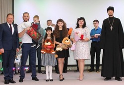 Глава администрации Валуйского горокруга Алексей Дыбов вручил многодетным мамам награды