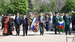 Торжественное возложение венков и цветов к мемориалу «Скорбящая мать» прошло в Валуйках