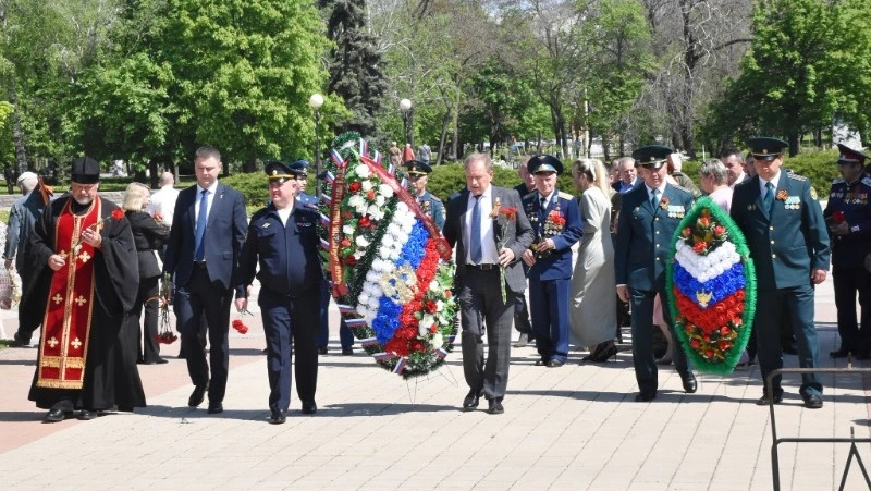 Торжественное возложение венков и цветов к мемориалу «Скорбящая мать» прошло в Валуйках