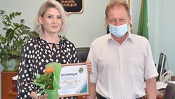 Алексей Дыбов вручил сертификаты на получение премии главы администрации Валуйского округа