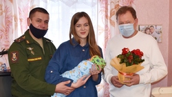 Алексей Дыбов поздравил родителей первого валуйчанина 2021 года