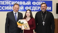 Глава администрации Валуйского округа вручил вручил мамам сертификаты на маткапитал