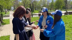 Валуйские волонтёры продолжили раздавать георгиевские ленточки на улицах округа