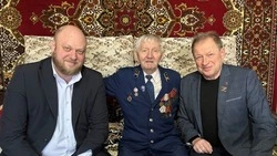 Глава администрации и врио замгубернатора вручили медаль к 80-летию Победы валуйскому ветерану 