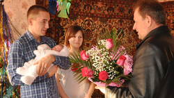 Алексей Дыбов поздравил родителей первого малыша, родившегося в 2018 году