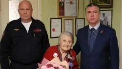 Начальник УМВД по Белгородской области   Виталий Власов поздравил вдову ветерана ВОВ с Днём Победы