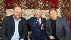 Глава администрации и врио замгубернатора вручили медаль к 80-летию Победы валуйскому ветерану 