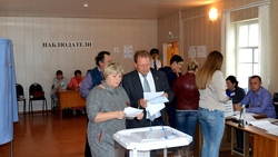 Глава районной администрации вместе с супругой проголосовали в Валуйках