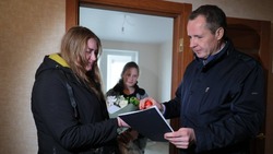 Белгородский губернатор вручил девяти семьям ключи от нового жилья в Дубовом и Разумном