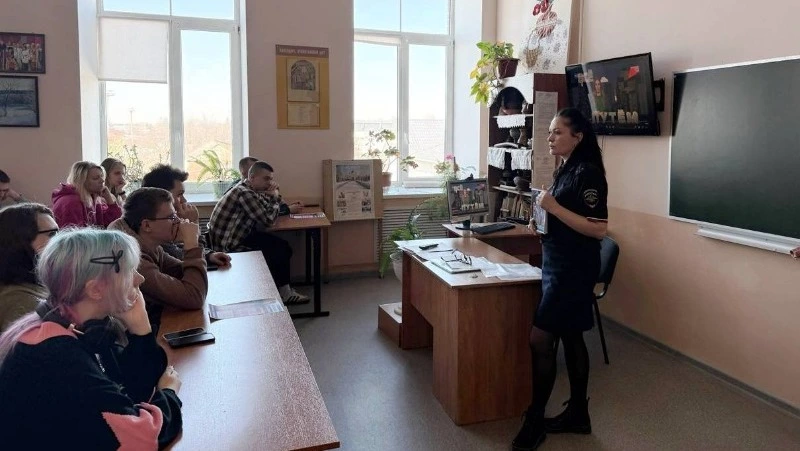 Сотрудники ОМВД России «Валуйский» провели со студентами колледжа профориентационные встречи