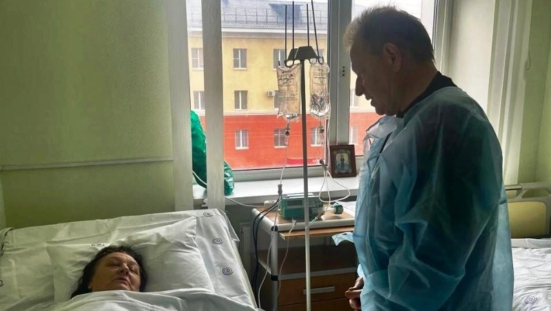 Глава администрации Алексей Дыбов посетил пострадавшую валуйчанку от вражеской атаки