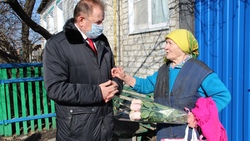 Алексей Дыбов передал подарки матерям сотрудников правопорядка по поручению главы региона