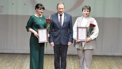 Всё внимание - женщинам! Алексей Дыбов наградил Благодарственными письмами валуйчанок