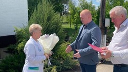 Министр здравоохранения Белгородской области поздравил с юбилеем фельдшера села Бутырки