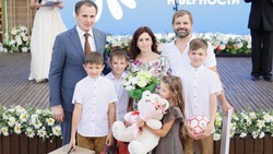 Белгородский губернатор поздравил многодетную семью из Валуек со вторым местом в областной акции
