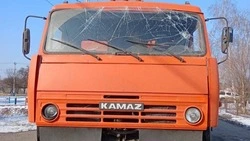 Припаркованный КамАЗ подвергся атакам двух дронов в селе Шелаево Валуйского округа 
