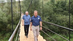 Депутат облдумы проинспектировал ход ремонта моста через реку Оскол в Валуйском округе