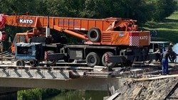 Строители продолжили ремонт моста по улице Демьяна Бедного в Валуйках Белгородской области