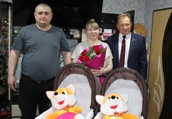 Алексей Дыбов поздравил семью Безлепкиных с рождением двойни