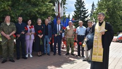 Возложение цветов к мемориалу «Скорбящая мать» прошло в Валуйках Белгородской области