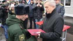 Евгений Савченко вручил ключи от новых квартир военнослужащим в Валуйках