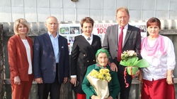 Валуйчанка Мария Балашова приняла поздравления с вековым юбилеем от администрации округа