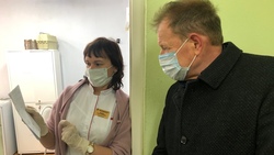 Алексей Дыбов проинспектировал работу пункта вакцинации от ковида в Валуйках