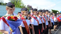 Транспортные полицейские поздравили белгородских выпускников с окончанием учёбы